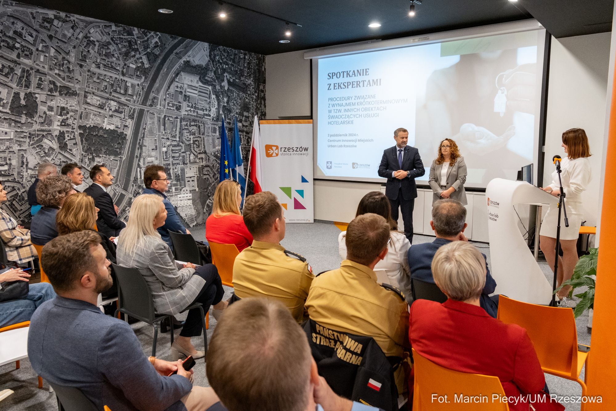 zdjęcie ze spotkania informacyjnego na temat wynajmu kr&oacute;tkoterminowego, fot. Marcin Piecyk, Urząd Miasta Rzeszowa